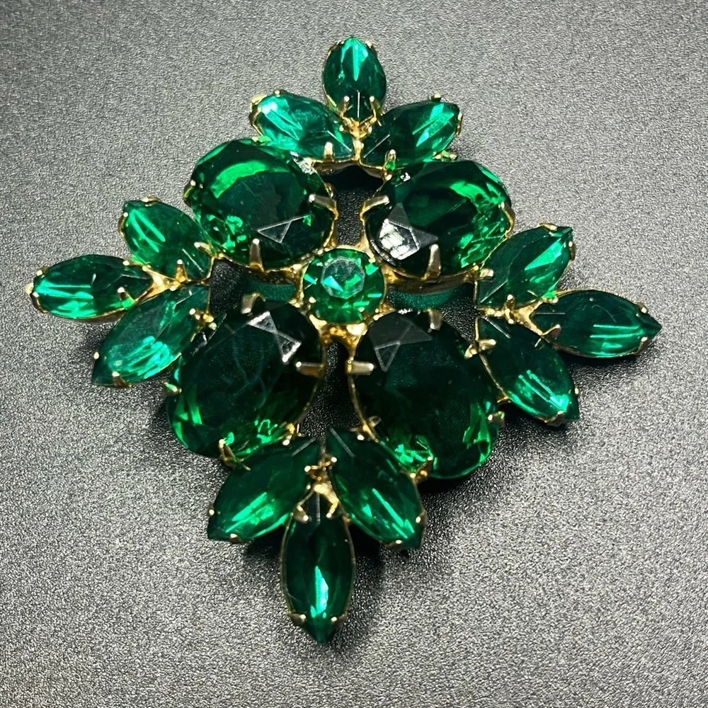 vintage emerald green rhinestone brooch large gold tone statement pin. 1960s